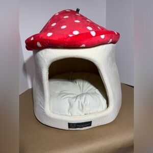 Nandog Red and Cream Mushroom Pet Habitat